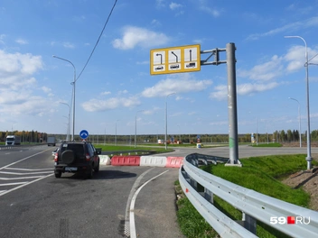 Только подъехав прямиком к съезду, водители обнаруживают, что проехать туда нельзя | Источник: Кирилл Хафизов / 59.RU