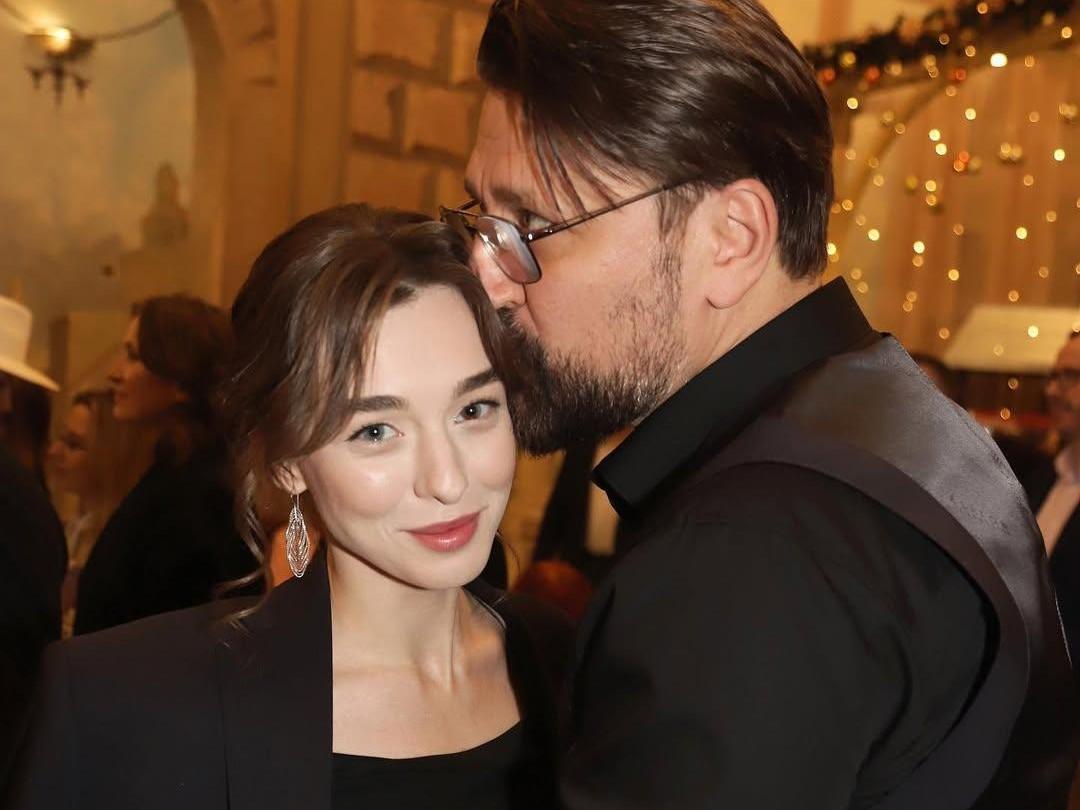 Несчастливы вместе: молодая жена Виктора Логинова устала терпеть его выходки и подала на развод что он натворил