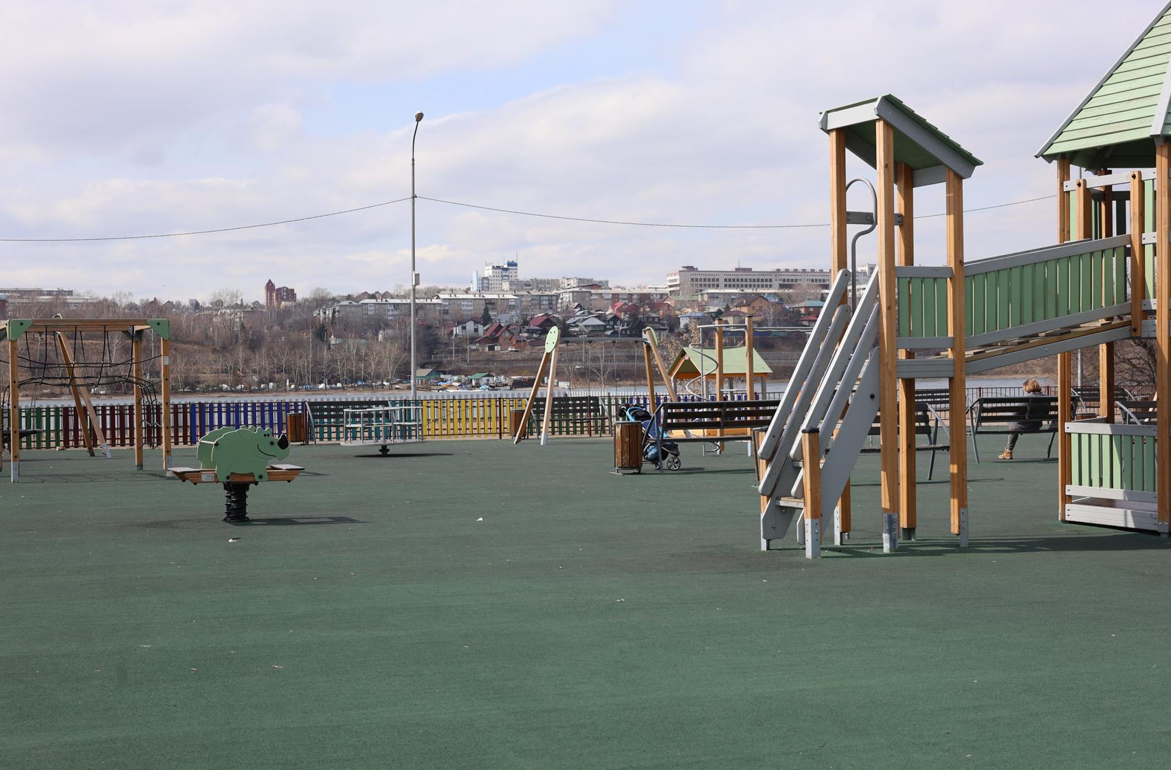 Еще одно любимое место маленьких иркутян прошлого — городок ГАИ, который организовали тут в конце 1970-х годов. Это был мини-парк аттракционов, где можно было почувствовать себя настоящим водителем. Сейчас на его месте обычная детская площадка. | Источник: Ксения Филимонова / «ИрСити»