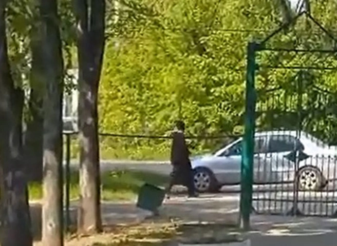18-летний рязанец угрожал ножом студентам и повредил два транспортных средства | ya62.ru