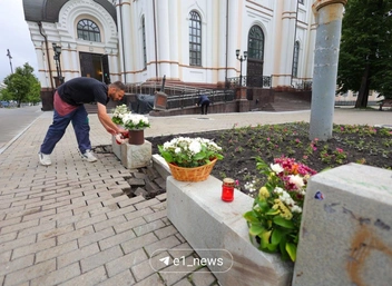 Неравнодушные екатеринбуржцы несут цветы к церкви, около которой погибли люди | Источник: E1.RU | Новости Екатеринбурга / Telegram