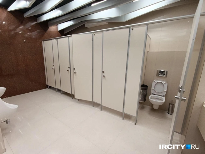 В кабинках просторно, а вот в общем помещении места не так уж и много | Источник: Даниил Конин / «ИрСити»