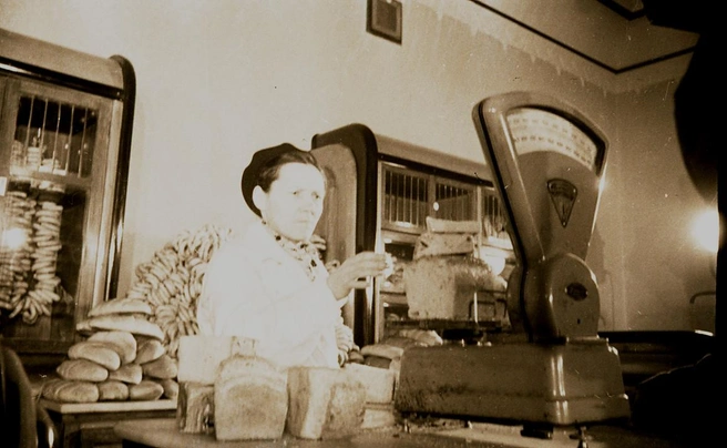 Где именно в 1947 году работал этот магазин, архивистам найти не удалось. Но известно, что в 1941 году торговая точка Росглавхлеба работала на углу Льва Толстого и Чапаевской | Источник: Самарский областной государственный архив социально-политической истории