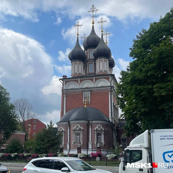 Рядом с «Шаболовской» стоит множество исторических зданий, например, храм XVIII века | Источник: Платон Цимерман / MSK1.RU
