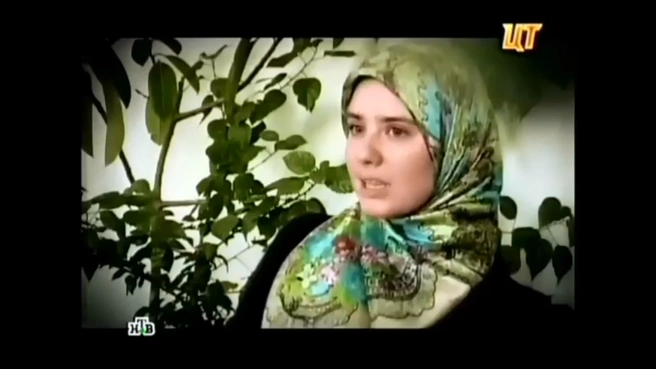 Общаясь с журналистами, Алалыкина отмечала, что не жалеет о своем решении принять ислам | Источник: кадр из программы «Центральное телевидение» (16+), НТВ, 2012 год