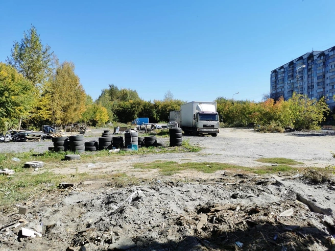 На месте автостоянки теперь находится много мусора, автомобильных шин и части самих машин | Источник: читатель НГС
