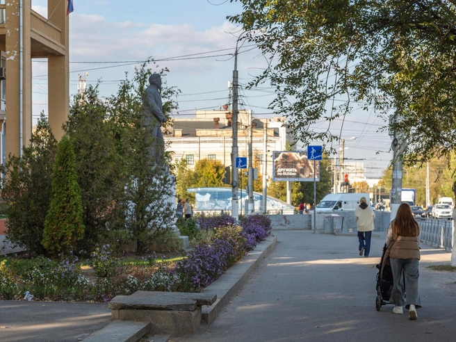 «Дедушка Калинин» присматривает за местными жителями | Источник: Константин Завриков / V1.RU