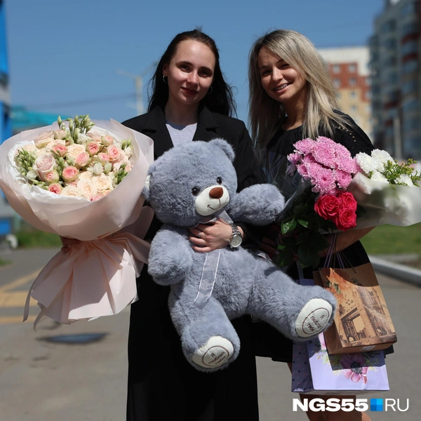 Видно сразу, что мамочки готовились к празднику&nbsp;— купили цветы и мягкие игрушки | Источник: Евгений Софийчук / NGS55.RU 