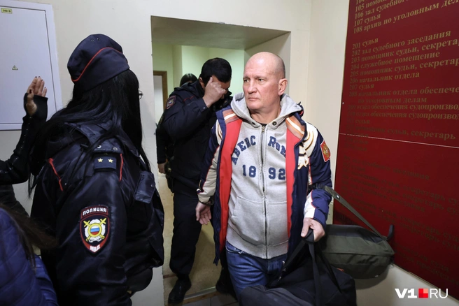 Выйдя из зала суда, Федор Литвиненко перестал улыбаться | Источник: Алексей Волхонский / V1.RU
