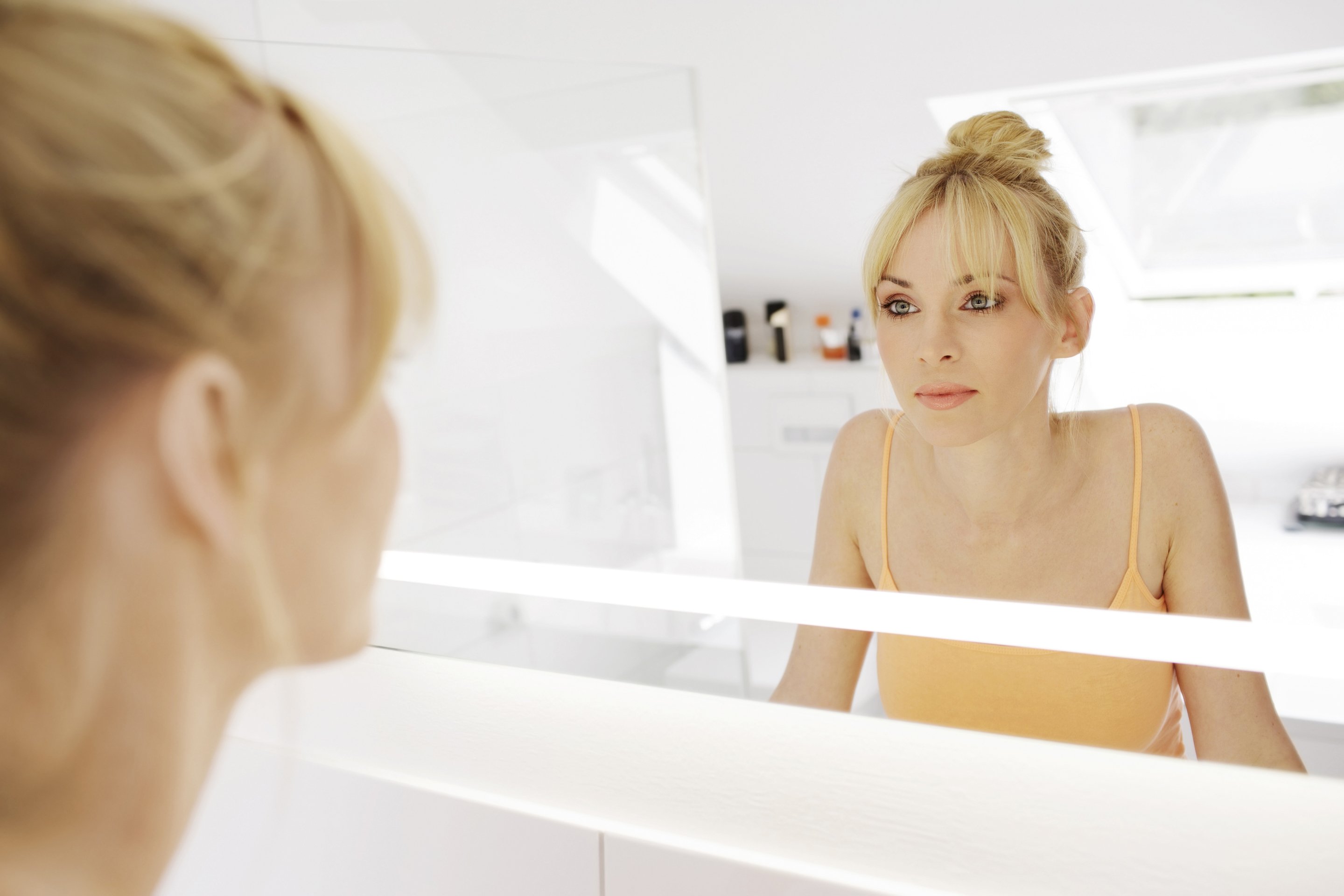 Ироничная женщина. Женщина перед зеркалом в ванной. Женщина утром перед зеркалом. Девушка смотрит в зеркало. Девушка утром перед зеркалом.