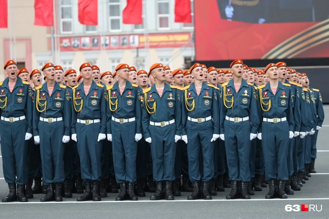 Посмотрите, какие белоснежные перчатки у «оранжевых беретов» — войск МЧС | Источник: Роман Данилкин / 63.RU