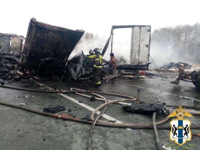 Водитель грузовика «Вольво» получил травмы, личность погибшего устанавливают | Источник: ГУ МВД России по Новосибирской области