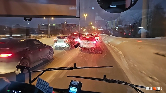 Автобус сразу встал в пробку | Источник: Даниил Румянцев / E1.RU