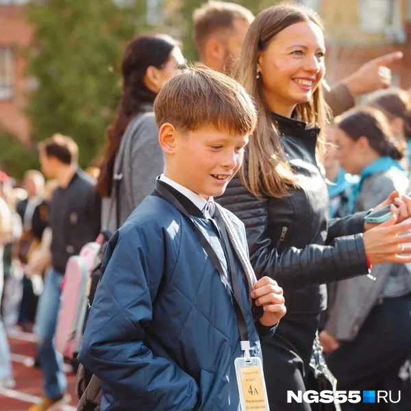 Казалось, что на линейке никто не перестает улыбаться ни на минуту | Источник: Кирилл Башинский / NGS55.RU