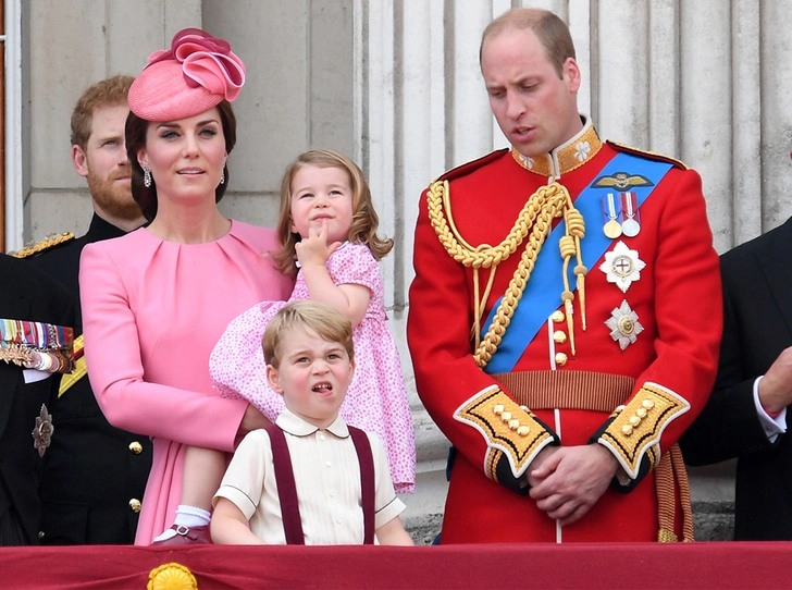 От Дианы до Кейт Миддлтон: самые яркие «балконные» кадры Trooping The Colour