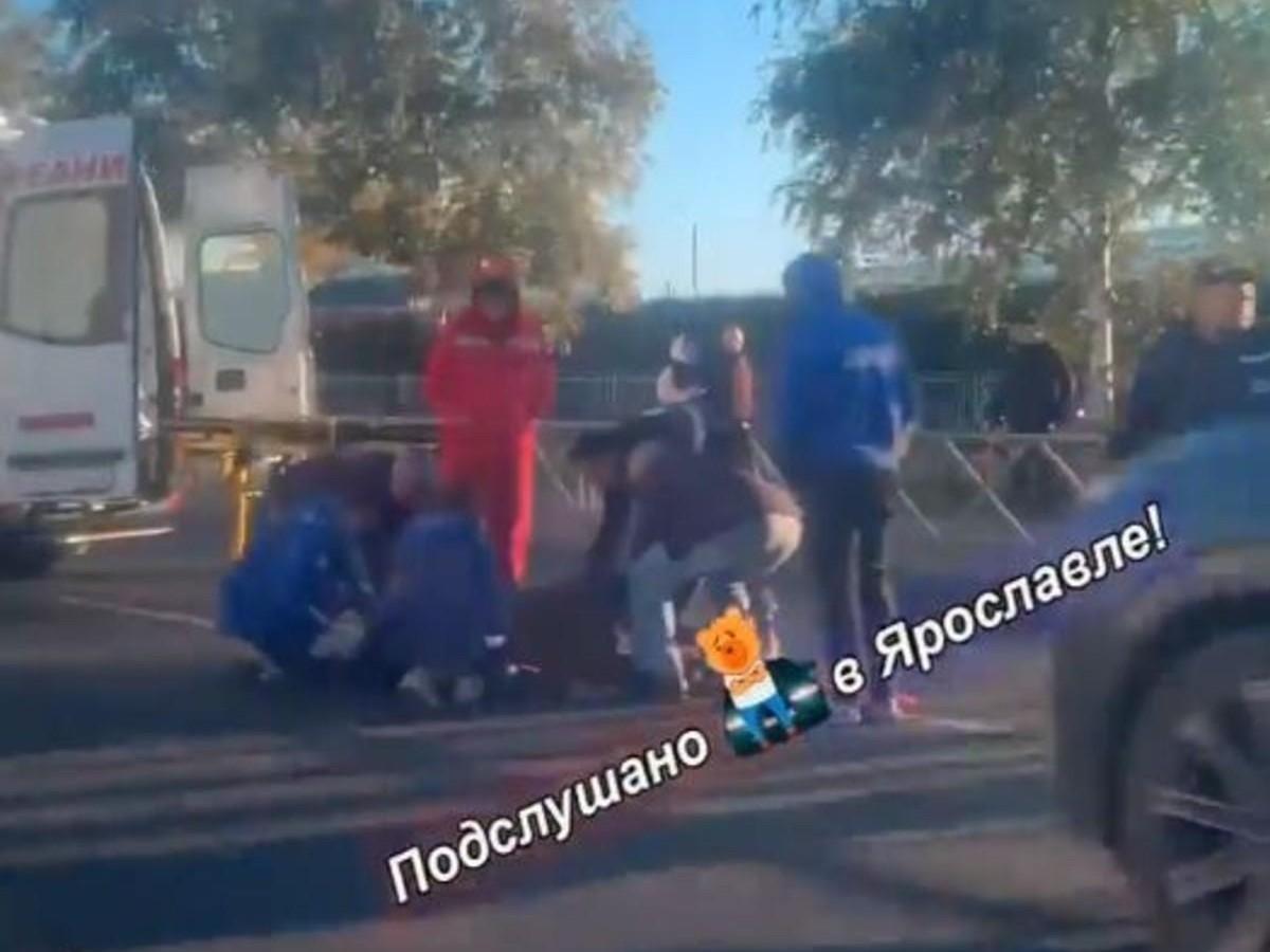 Укладывали на носилки: в Ярославле кроссовер сбил пешехода — видео