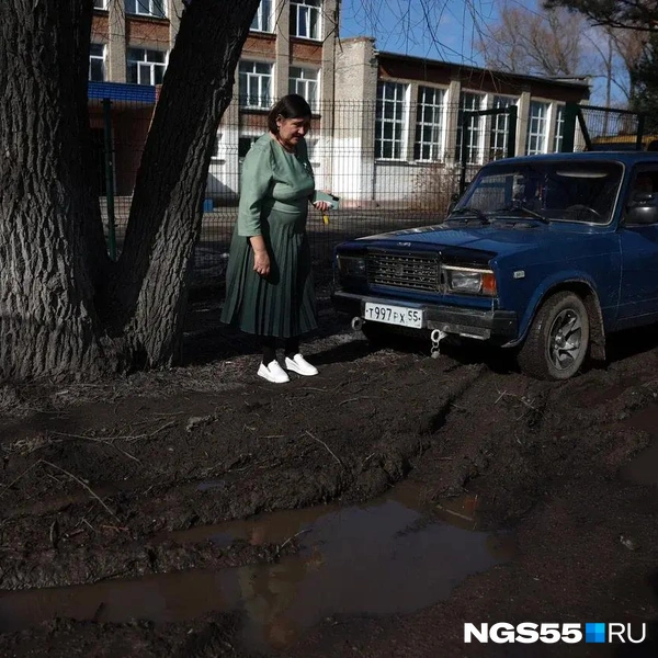 Ходить в белой обуви возле школы&nbsp;— плохая затея | Источник: Евгений Софийчук / NGS55.RU