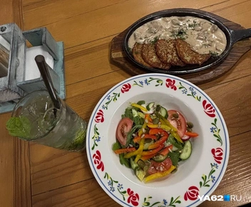 Официально заявляю: драники в этом ресторане очень вкусные! Лучше, чем мы пробовали в отеле | Источник: Виктория Улитова / YA62.RU