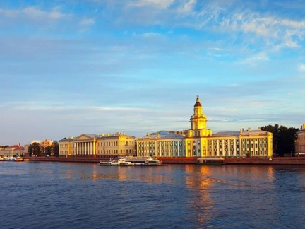 В Петербурге апокалипсис: деревья падают на людей, в воде тонут машины
