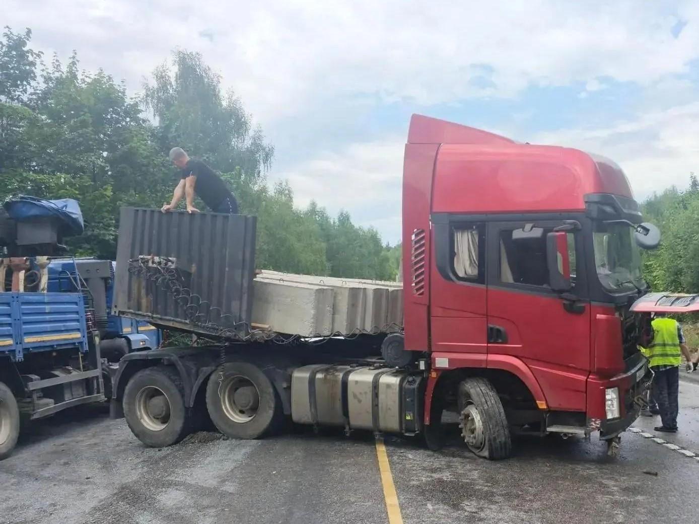 Грузовик снес ограждение и перекрыл движение на трассе М-5 в Челябинской области