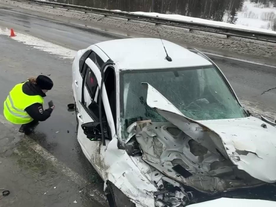 В «Ладе», в которую под Полазной въехал ВАЗ, были женщина и ее новорожденный ребенок — узнали об их состоянии