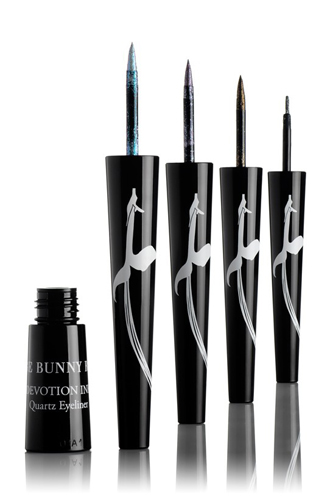 Кварцевая подводка для век Rouge Bunny Rouge. Представлена в 5-ти блестящих оттенках: золотисто-бронзовый, опаловый, белый перламутровый, сиреневый и черный.