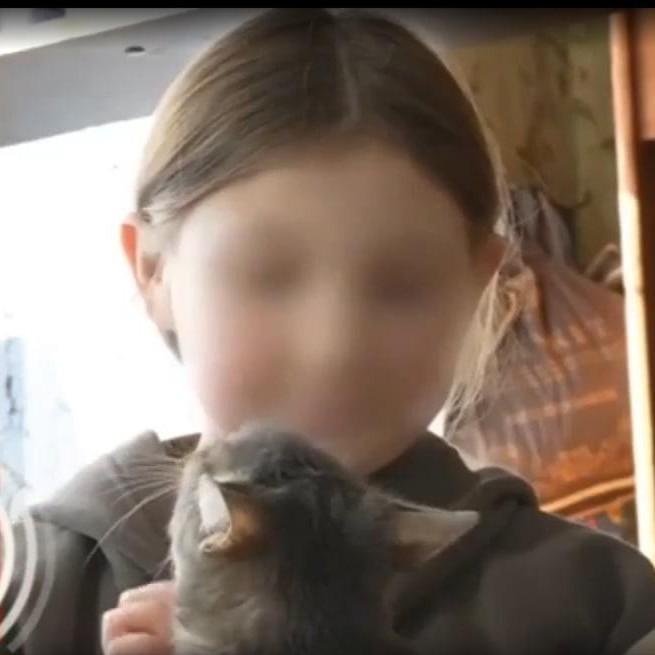 Не ходила в детский сад и жила без документов: родители о воспитании 11-летней Веры, которую все называют маугли