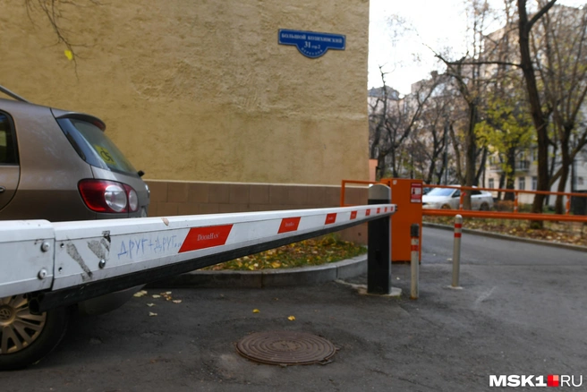 Обязательную плату за шлагбаумы во дворах ввели в Москве | Источник: Артём Устюжанин / MSK1.RU