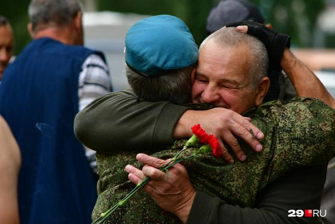 Каждый год в начале августа на улицы города выходят военные в тельняшках и голубых беретах | Источник: Александр Тонких / 29.RU