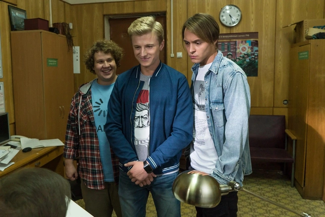 Вероятно, лица актеров сильно бы изменились, узнай они, что сериал продлят до 65 серий | Источник: кадр из сериала «Жуки» (16+), реж. Константин Смирнов, ТНТ, 2019 год