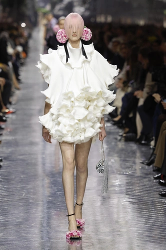 Дебют Джонатана Андерсона для Dior: цветы, скульптуры и новая женственность Дебют Джонатана Андерсона для Dior: цветы, скульптуры и новая женственность