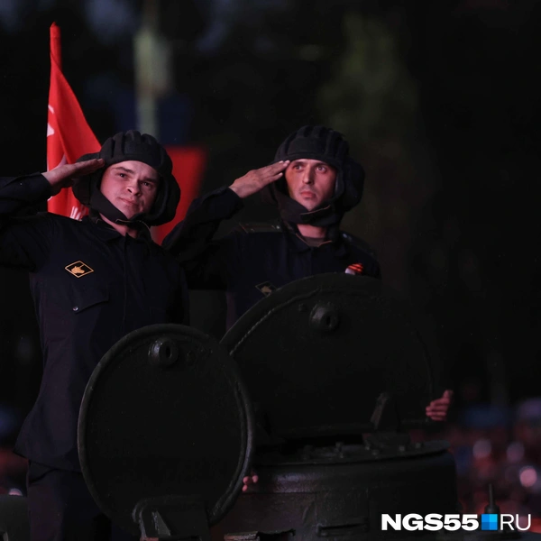 Танкисты в своих узнаваемых шлемах, защищающих от грохота тяжелой техники | Источник: Евгений Софийчук / NGS55.RU