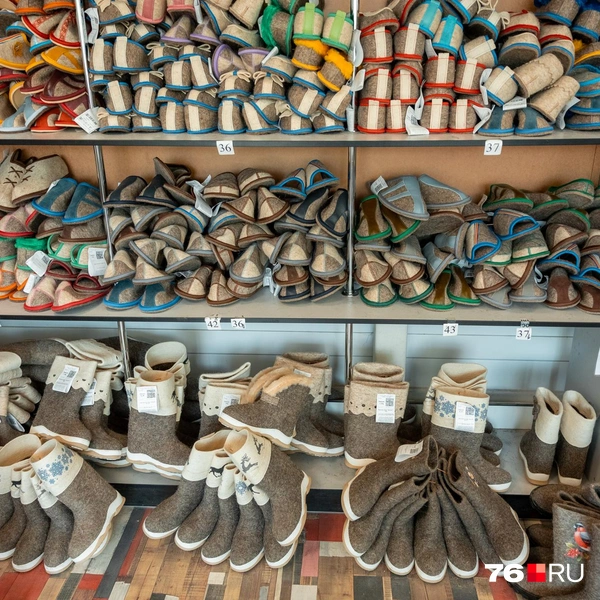 Рядом с фабрикой работает магазин, где продается продукция, изготавливаемая на производстве | Источник: Александр Куренной / 76.RU