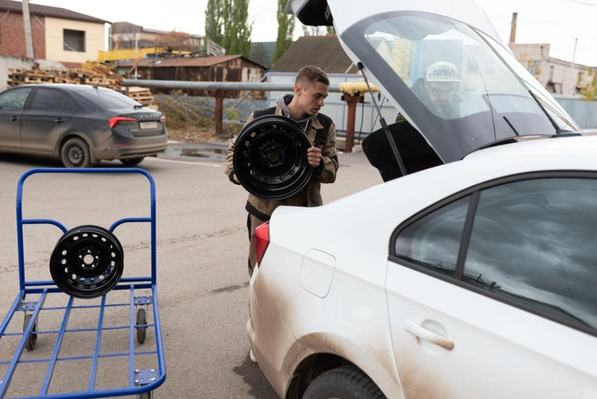 Сотрудники магазина сами погрузят резину и диски в авто клиента | Источник: Анастасия Комягина