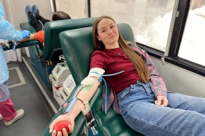 Около 100 медиков скорой помощи сдали кровь в акции