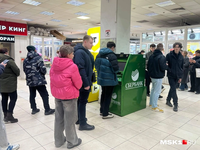 Люди вынуждены стоять в очередях, чтобы снять наличные&nbsp;— расплатиться картой теперь в центре проблематично | Источник: Иван Богданов / MSK1.RU