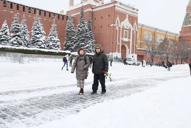 На Красной площади появились узкие тропинки без снега | Источник: Артем Устюжанин / MSK1.RU