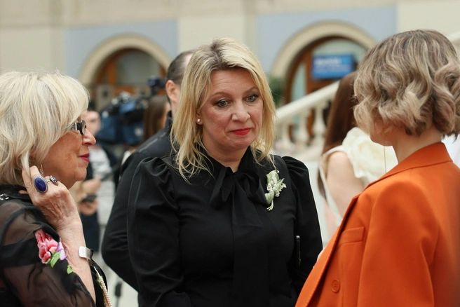 Выставку посетила Мария Захарова — и посмотрела на картины своей матери, Ирины Захаровой | Источник: Артем Устюжанин / MSK1.RU