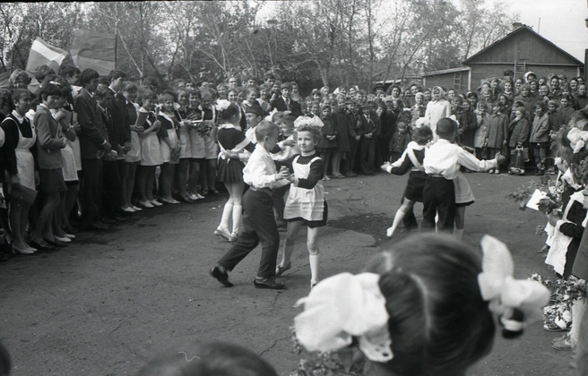 Линейка в школе № 53. Фото 1973 года | Источник: Вячеслав Даций / pastvu.com