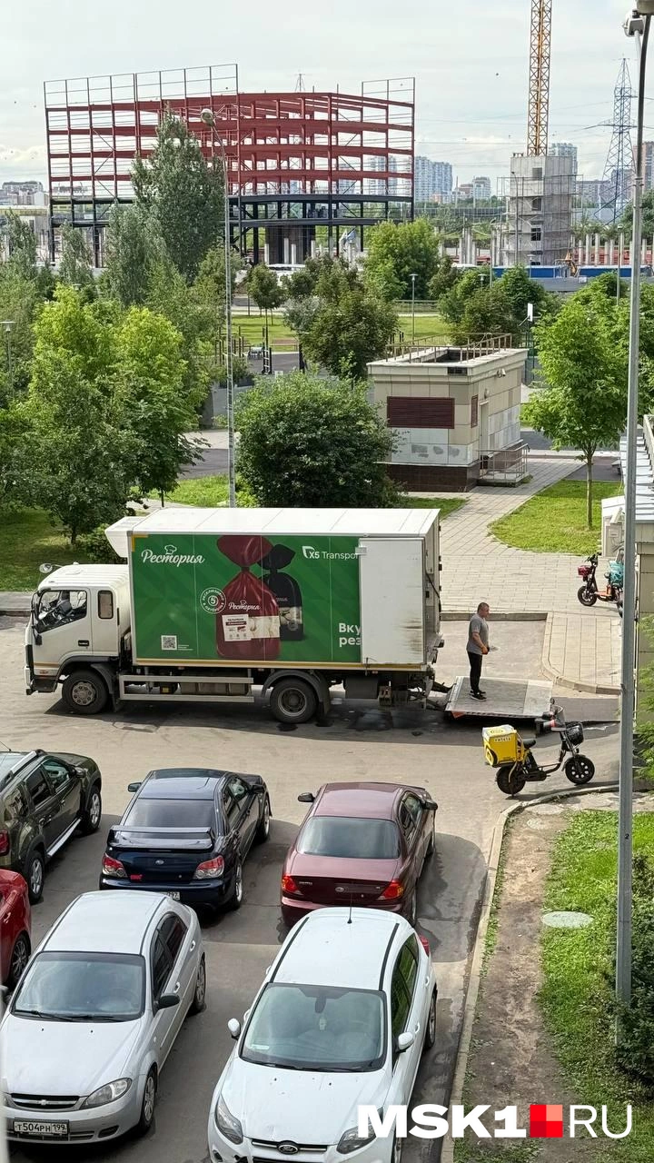 Из грузовика выгружают товары | Источник: предоставлено Юлией