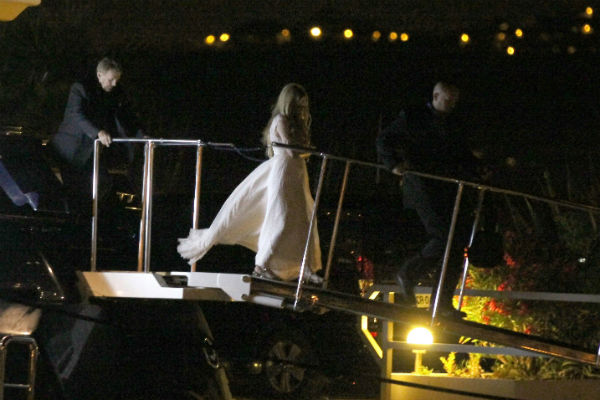 Для церемонии бракосочетания певица выбрала классическое платье белого цвета