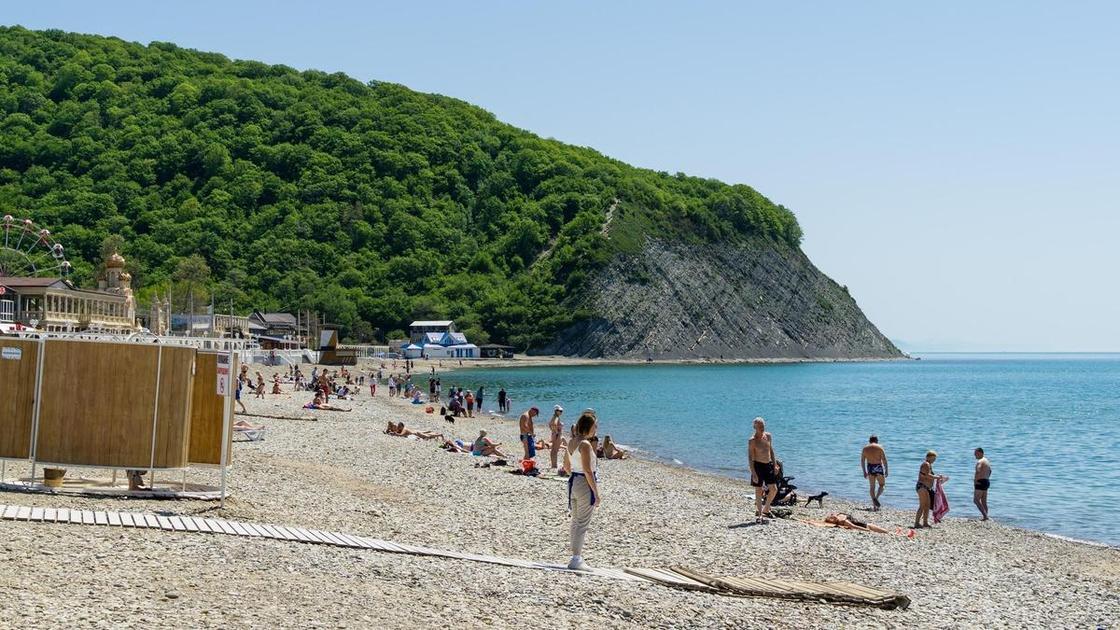 В Геленджике открыли аэропорт: вырастут ли цены на отели и можно ли купаться в море