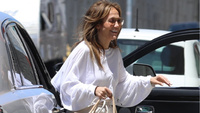 Сияет изнутри: абсолютно счастливая Дженнифер Лопес на прогулке в Лос-Анджелесе