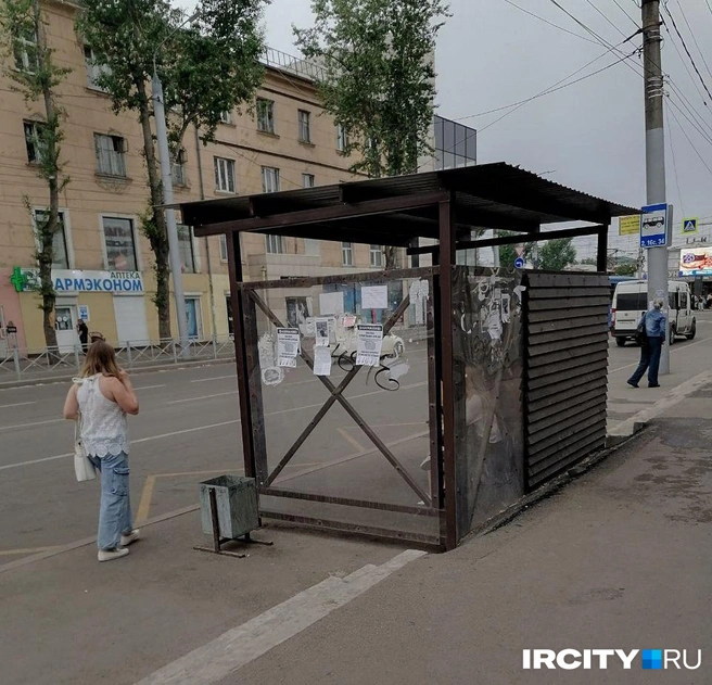 Эту остановку поставили в 2024 году на улице Байкальской (в районе центрального рынка) | Источник: Зоя Кузнецова / IRCITY.RU