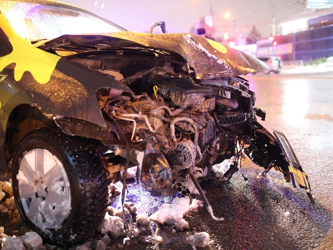 Сотрудники ГИБДД проводят осмотр места аварии | Источник: Андрей Бортко / NGS.RU