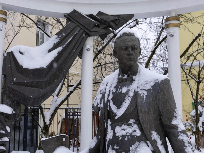 Желтые участки на скульптуре образовались после удаления защитного покрытия. | Источник: Артем Бауман / 76.RU