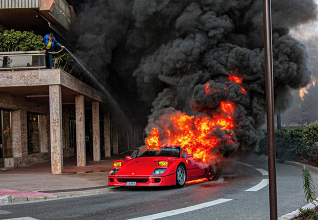 Фото №1 - Красивое, но печальное зрелище: в Монте-Карло сгорел редкий Ferrari за миллион фунтов (видео)