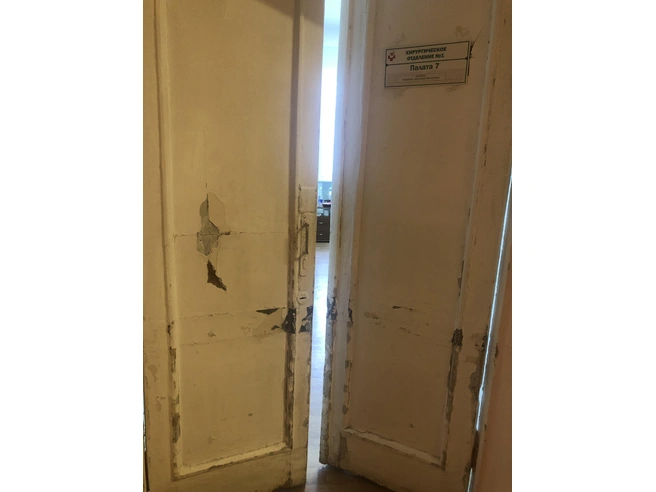 Она отмечает, что туалеты больницы № 25 в таком же состоянии, как эта дверь | Источник: читательница НГС