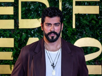 Вот это лепота! Бурак Озчивит заговорил по-русски и повторил сцену из фильма «Иван Васильевич меняет профессию»