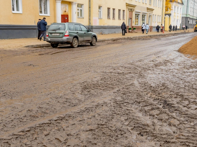 На этом участке мостовая полностью скрыта под жидкой грязью | Источник: Кирилл Поверинов / 76.RU